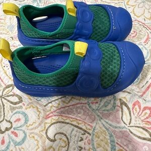 TODDLER WATER CROC 🐊 size 11 water shoes